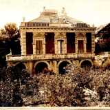 Torrino che fu aggiunto in seguito. Durante la prima guerra mondiale, il 23 agosto del 1915, la tenuta fu bombardata per errore da due cacciatorpediniere austriache intenzionate a colpire la stazione ferroviaria del borgo, che si trovava sulla stessa linea di fuoco. Bene, in una foto d�epoca � possibile vedere il prospetto danneggiato dai colpi di cannone, il quale risulta assente del torrino, che fu infatti edificato al termine del conflitto